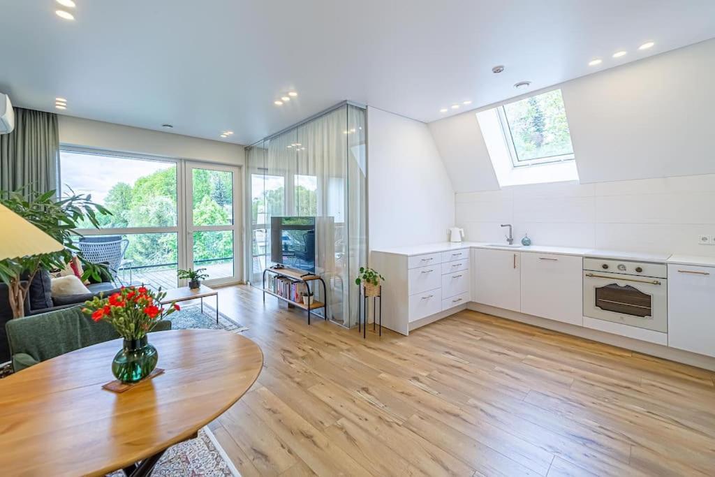 Sky Apartment With Free Parking And Balcony & Ac Kaunas Exteriör bild