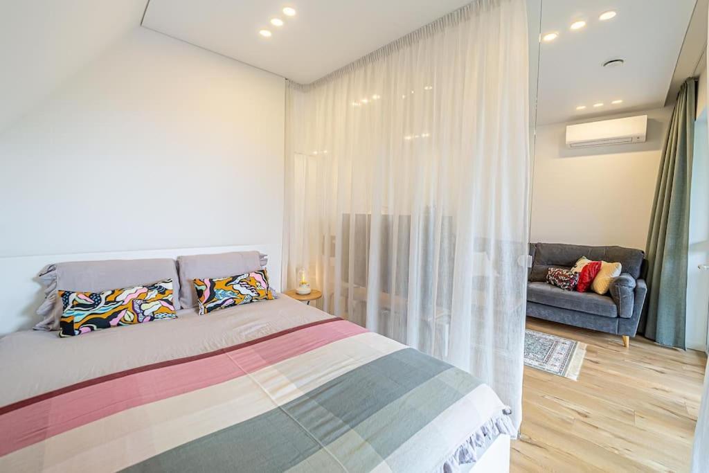 Sky Apartment With Free Parking And Balcony & Ac Kaunas Exteriör bild